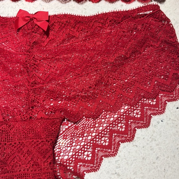 Red lace geo bra and panty set - Picture 2 of 4